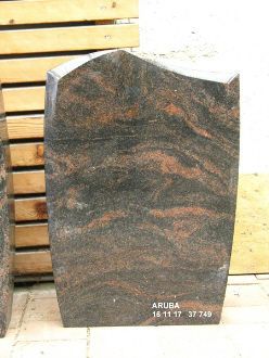 Grabstein aus schwarzem Granit mit rötlichen Adern