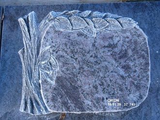 Grabstein aus rotem Granit mit einer Rosenverzierung oben und der Aufschrift 'ARUBA 070602 36 156 Geschmacksmusterschutz