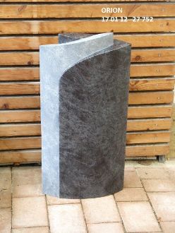 Moderne Skulptur Orion in grauem und schwarzem Design