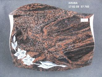 „Grabstein aus rotem und schwarzem Granit mit weißem Blumenornament unten links, 50×40×6 cm, Modell ‚ARUBA 17 02 03 37 760‘.“