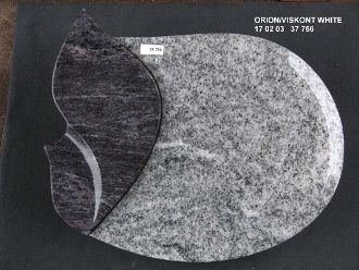 „Ovaler Granitblock ‚Orion Viskont White‘ (55×45×6 cm), teils aufgerollt, mit glatten und strukturierten Flächen.“