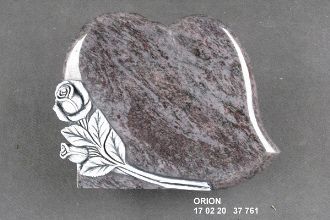 Grabstein in Herzform aus dunklem Granit mit eingravierter weißen Rose auf der linken Seite