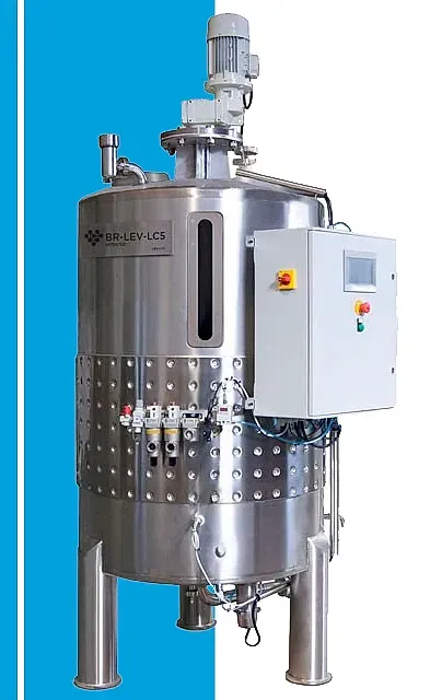 Un gran tanque de acero inoxidable con un panel de control adjunto.