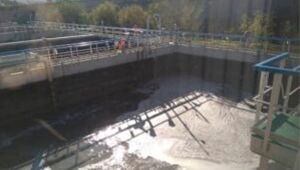 Un puente sobre un río del que sale mucha agua.