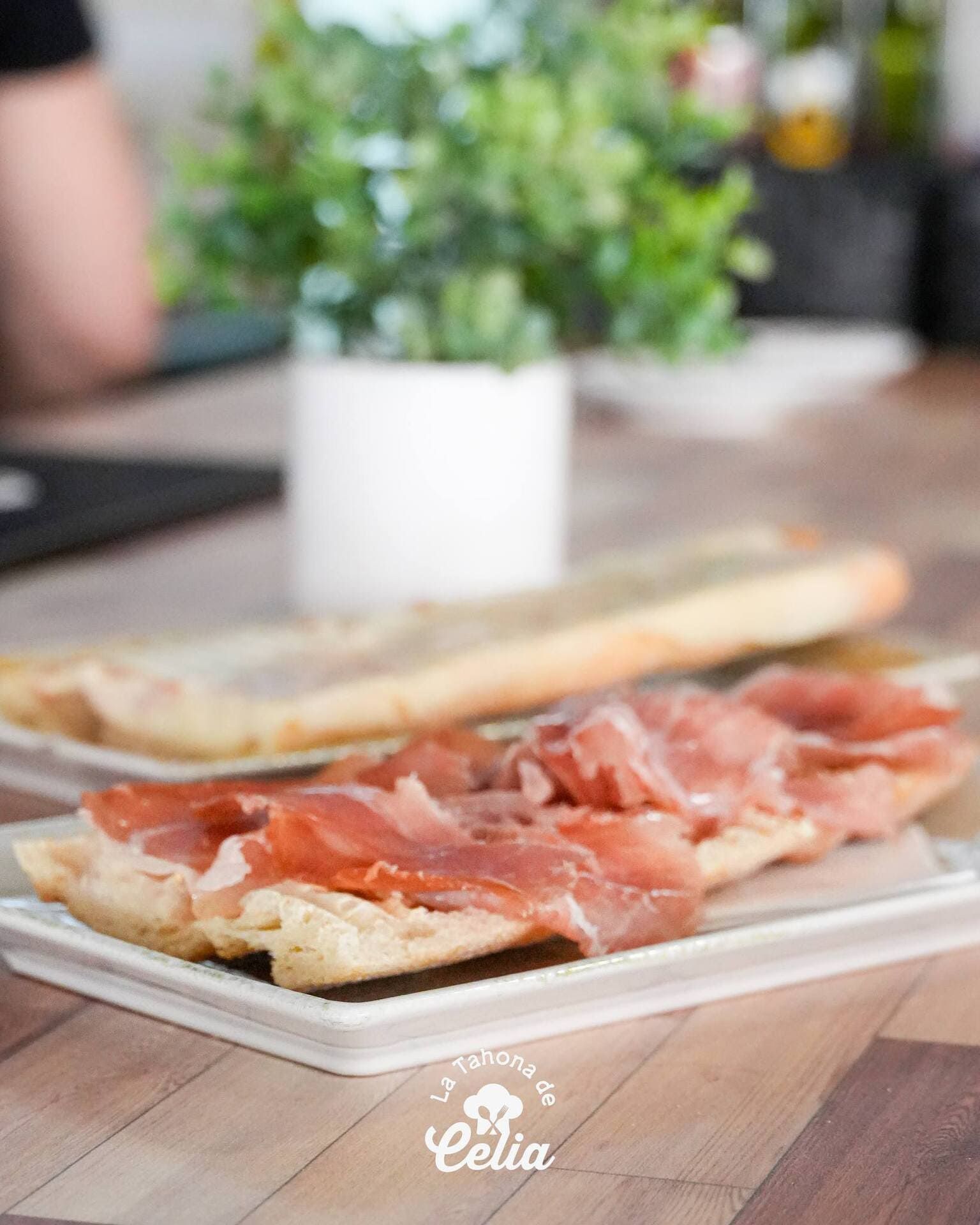 Un plato de comida con la palabra celia en él