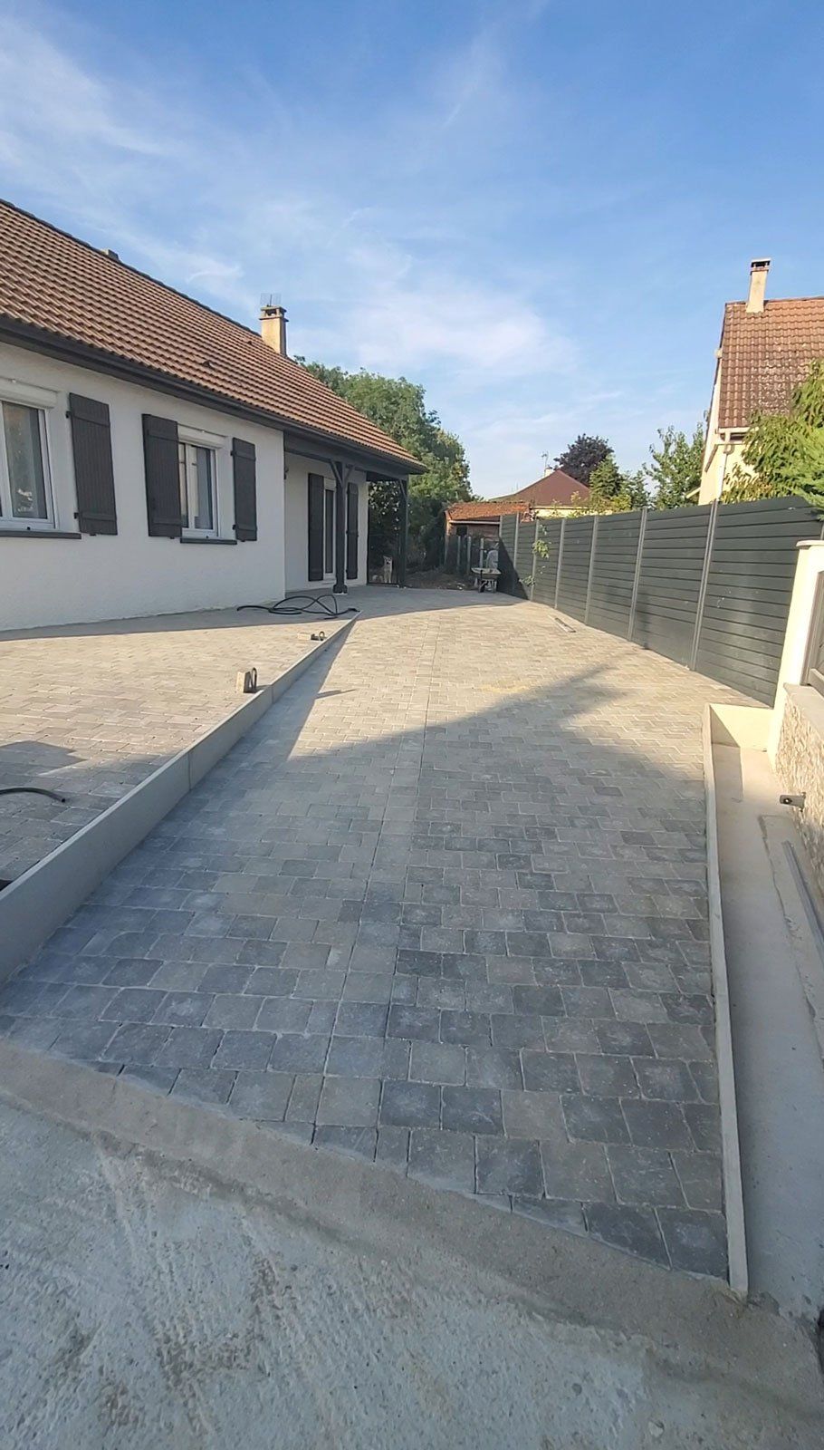 Pavage d'une allée de voiture pour arriver à une maison