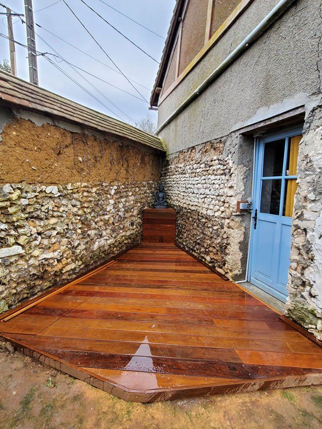 Terrasse atypique en bois dans un coin de mur