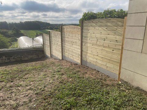 Palissade en bois dans un jardin pentu