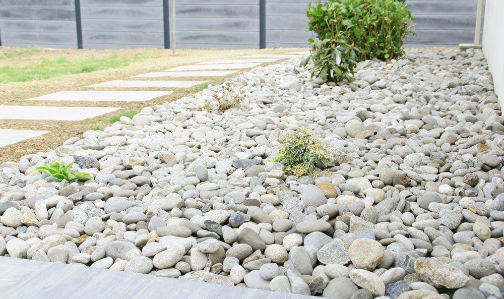 Massif minéral composé de galets clairs