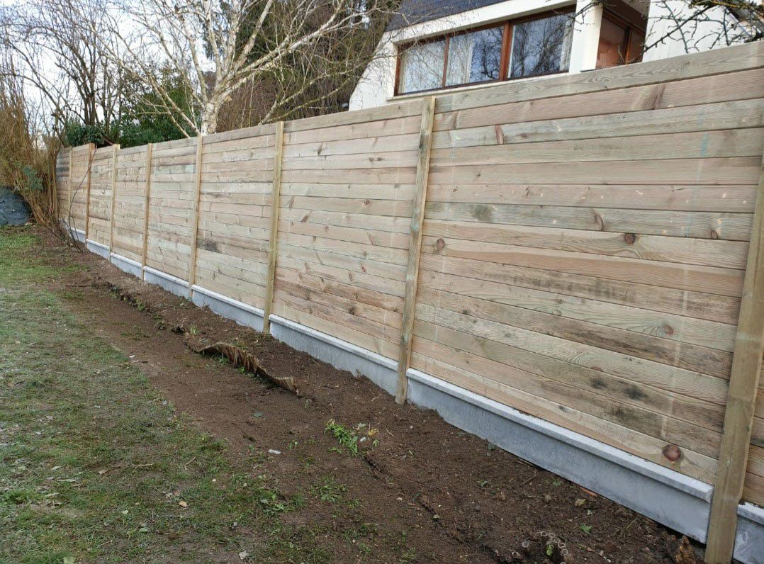 Clôture en panneaux de bois clairs