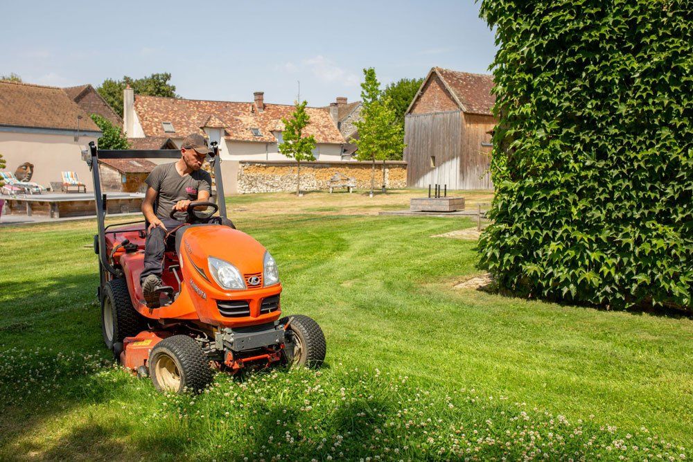 Professionnel sur un véhicule de tonte