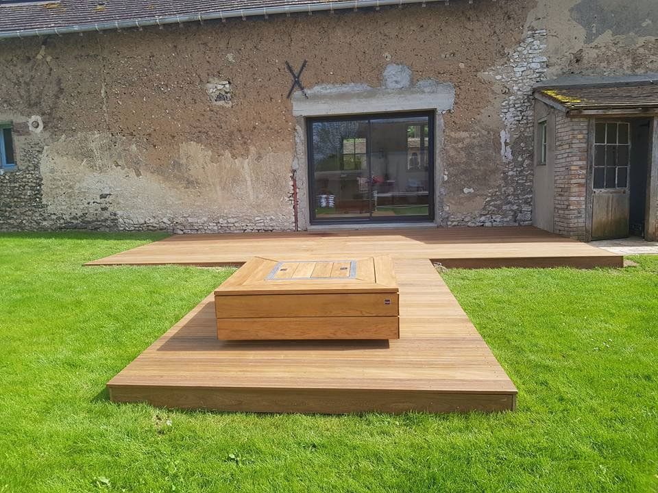 Terrasse en bois installée devant une porte-fenêtre