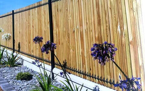 Clôture en bois et fleurs