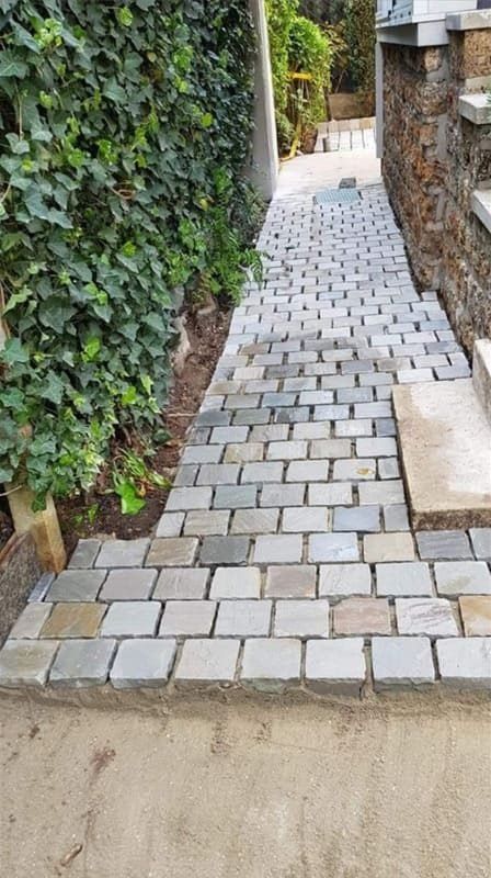 Petit chemin pavé dans un jardin