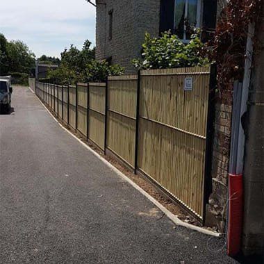 Petite rue avec clôture en bois