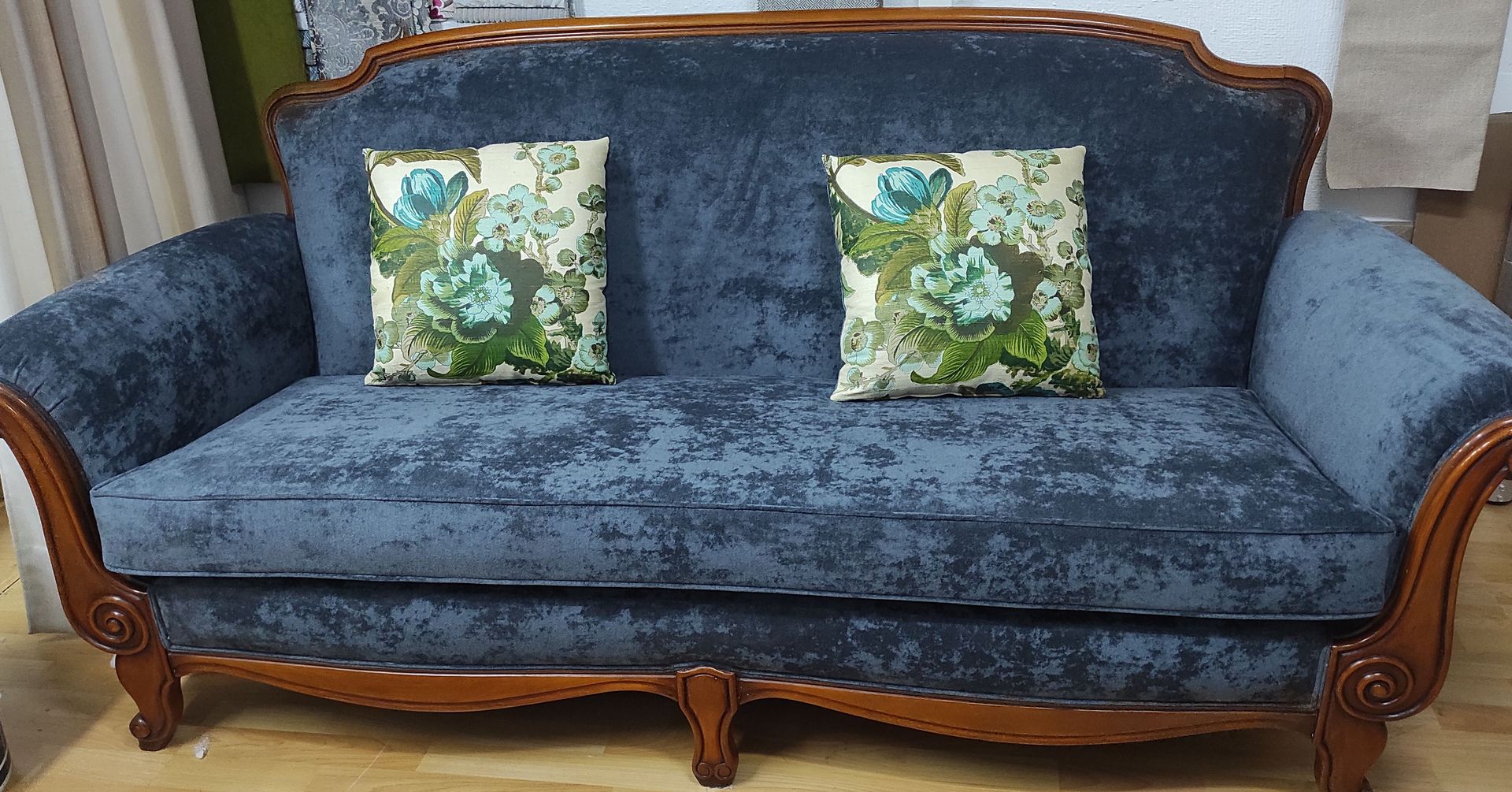 Gabinete de madera ornamentado con sección superior con puertas de vidrio y puertas inferiores talladas