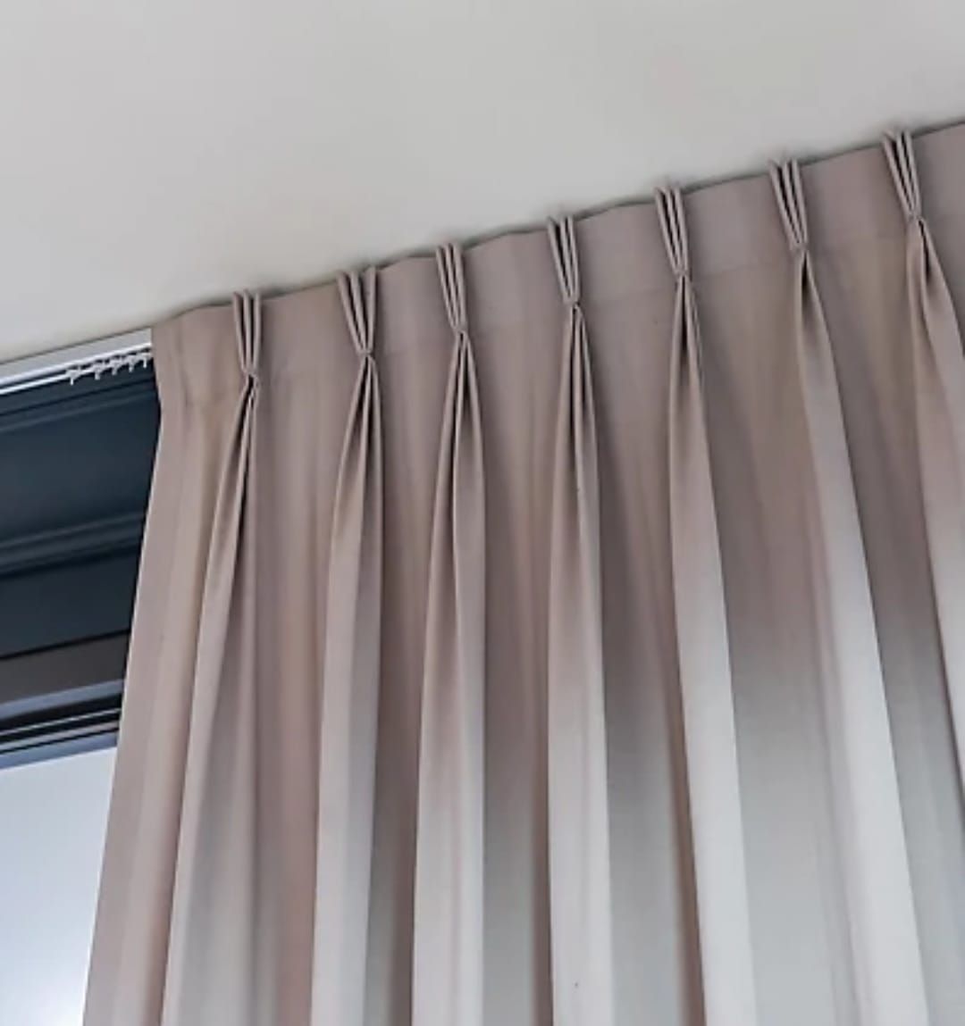 Un primer plano de un par de cortinas colgadas en una ventana.