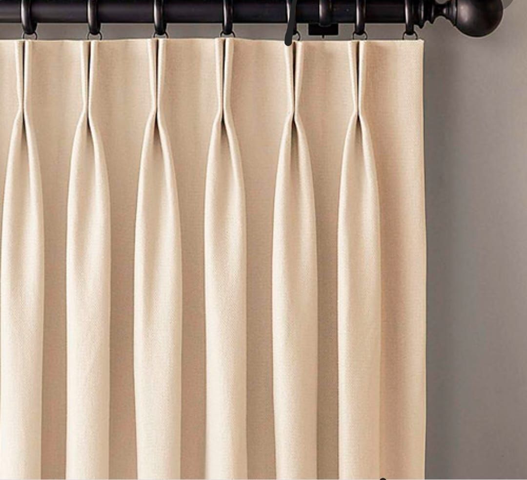 Un primer plano de un par de cortinas colgadas de una barra de cortina.