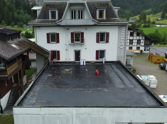 Mitarbeiter der AE Bedachungen GmbH deckt Dach