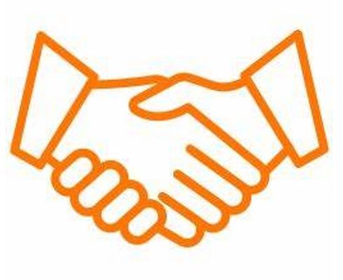 Mitarbeiter der AE Bedachungen GmbH installiert Bleche auf Dach