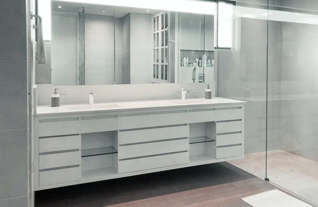 Mueble de baño flotante moderno blanco con lavabos dobles y espejo grande.