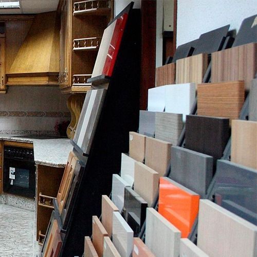 Gabinetes de cocina y muestras de diferentes materiales para puertas de gabinetes.