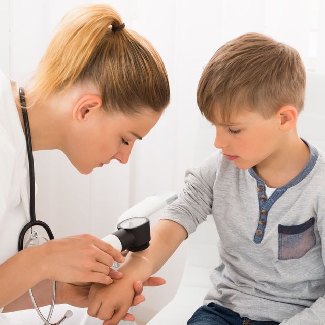 Un niño pequeño está siendo examinado por una doctora.