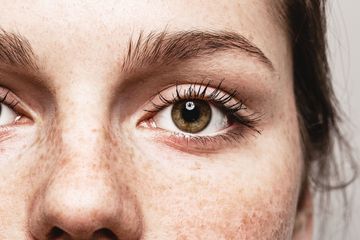Un primer plano del ojo de una mujer con pecas.
