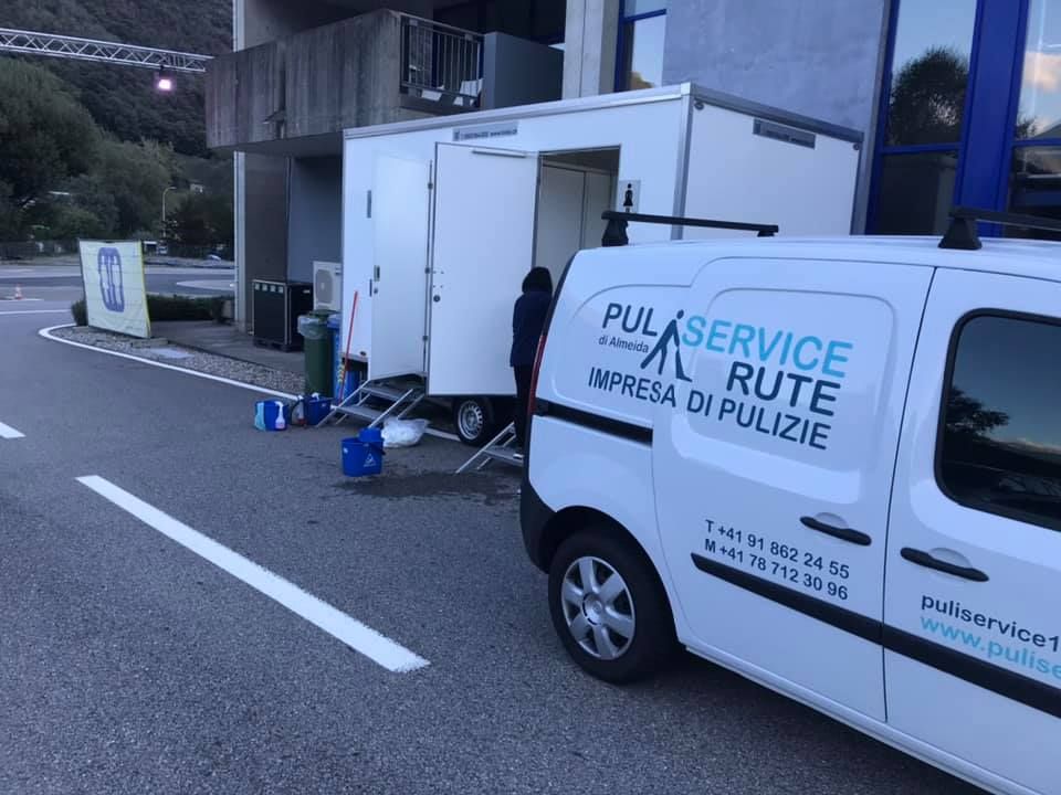 Un uomo sta pulendo il pavimento con un aspirapolvere.