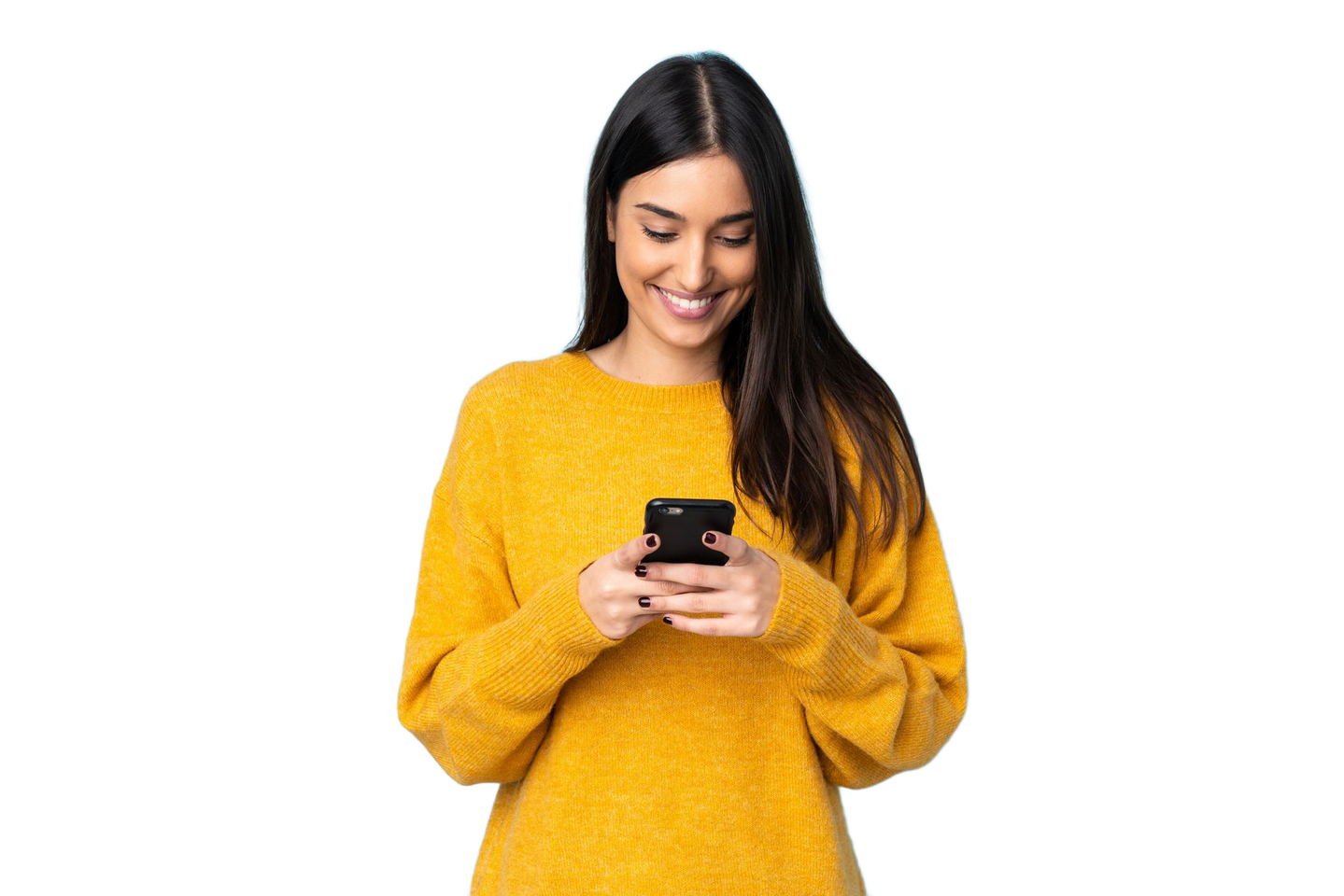 Personne souriante avec un pull jaune, regardant son smartphone