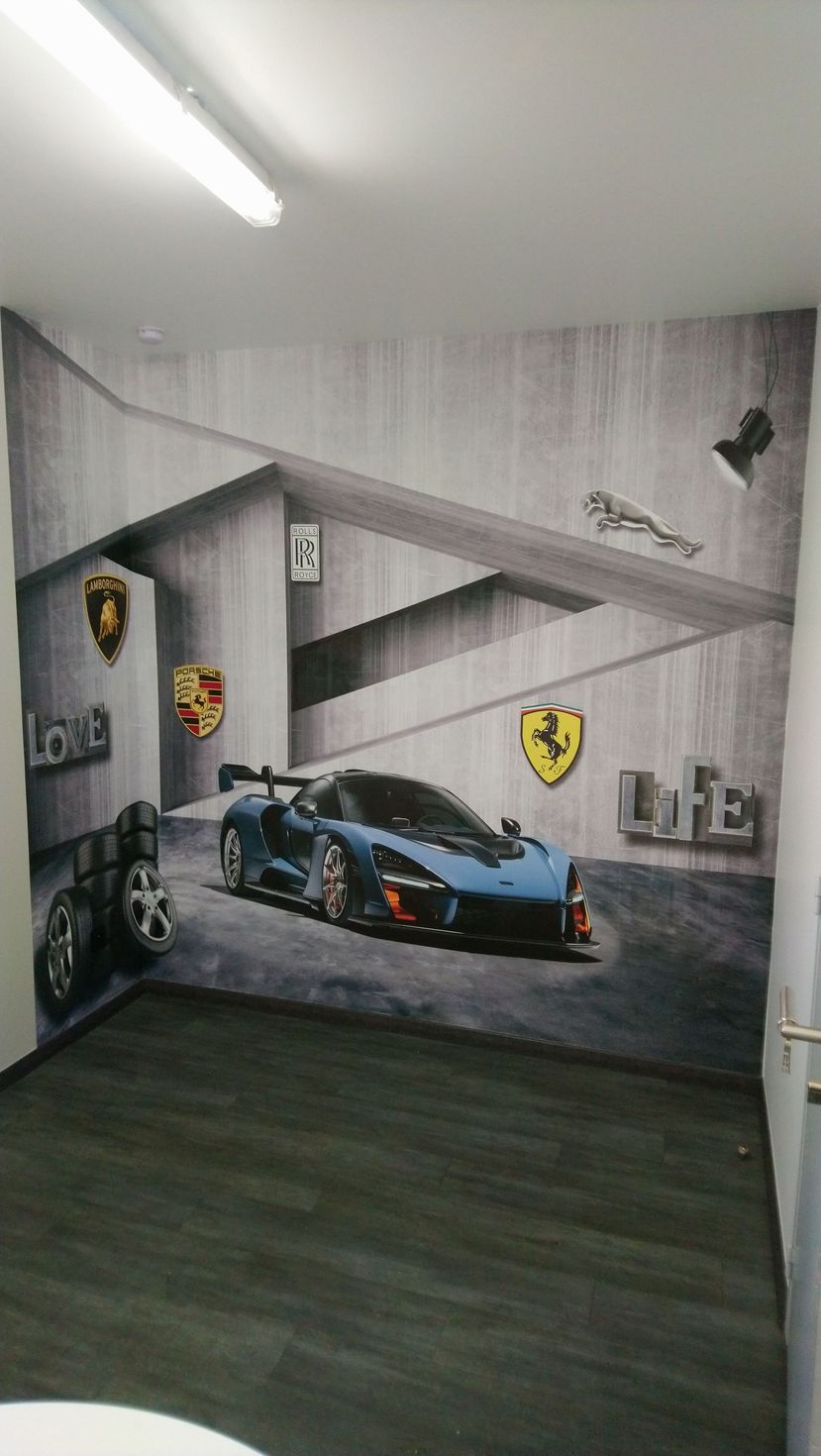 Décor mural d'une chambre représentant une voiture de course Ferrari bleu, avec les mots love et life écrit autour