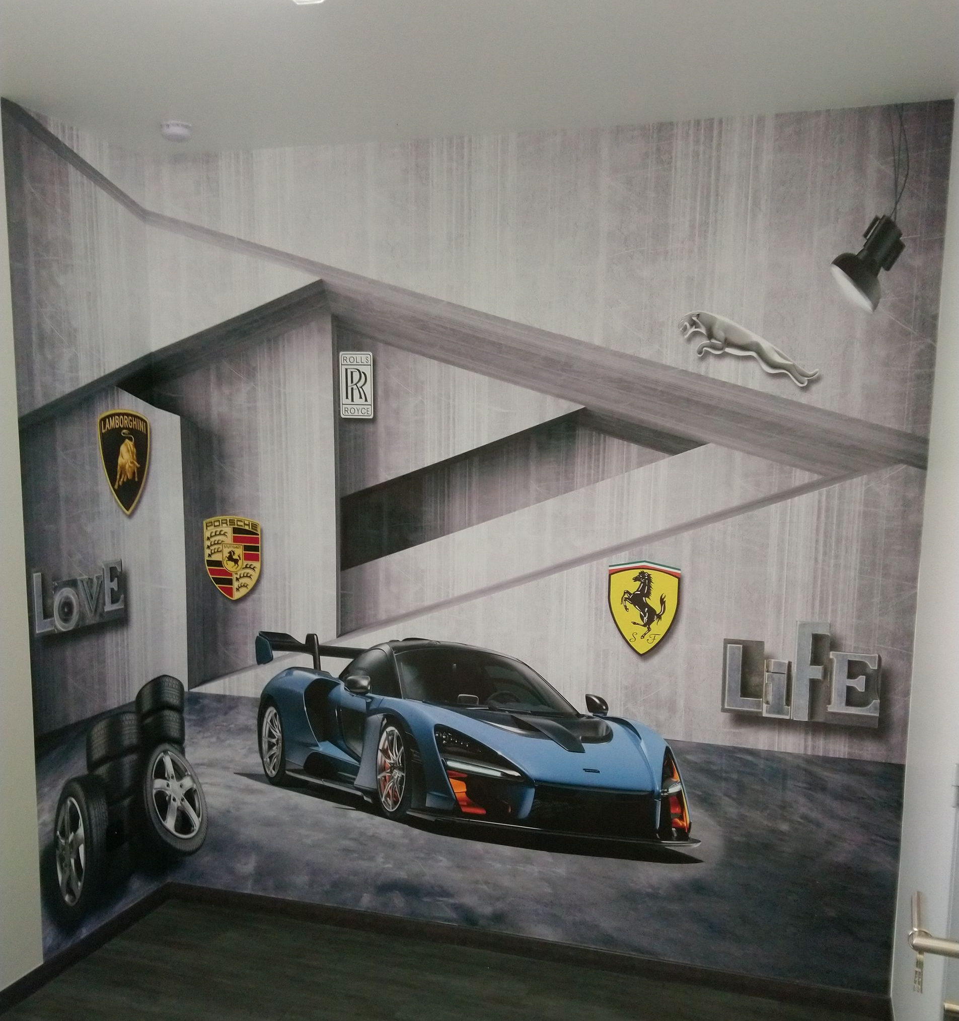 Décor mural d'une chambre représentant une voiture de course Ferrari bleu, avec les mots love et life écrit autour