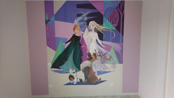 Dessin sur le mur d'une chambre representant deux jeunes filles, une bonhomme de neige et un renne