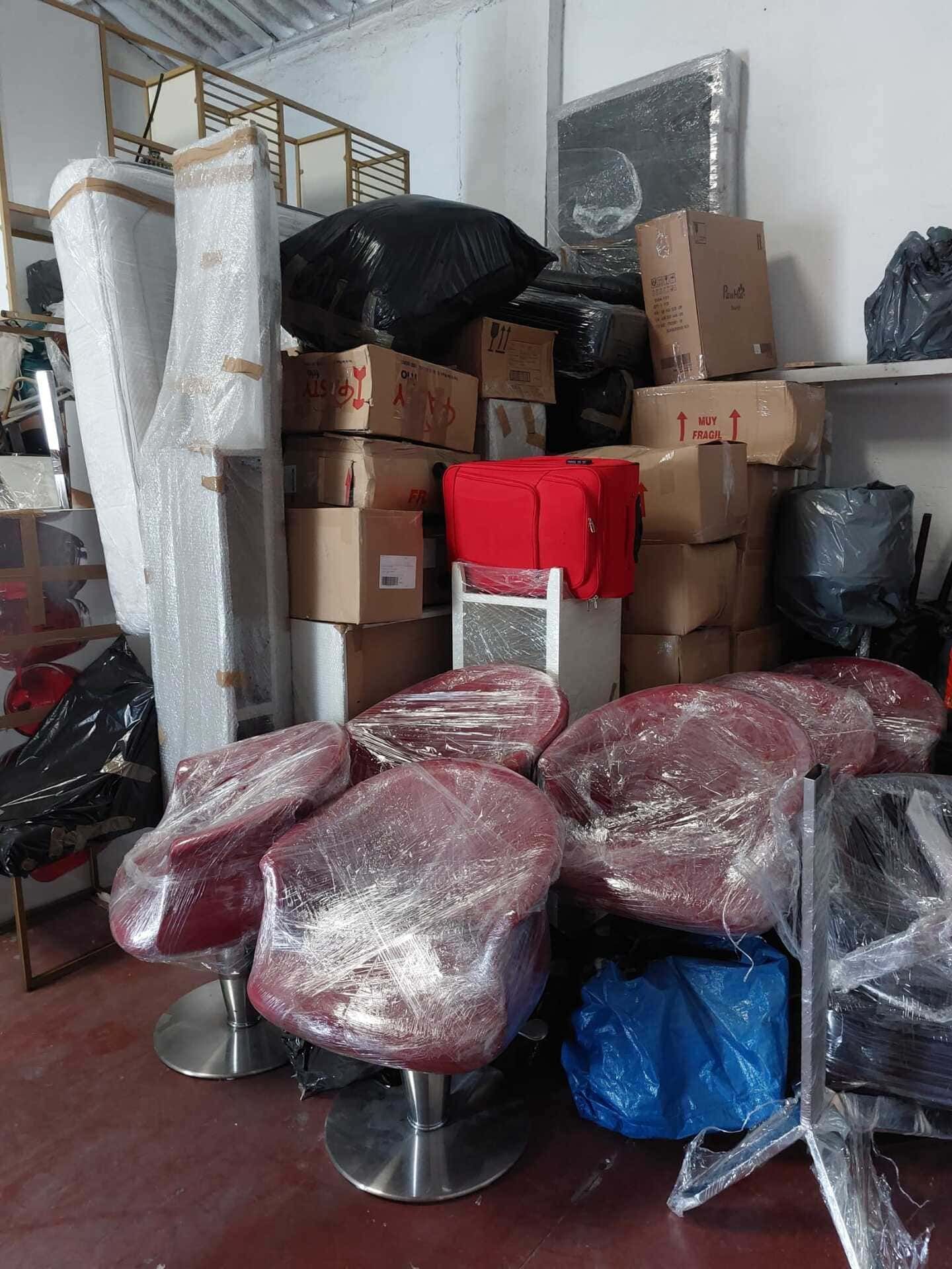 Un almacén lleno de muchas cajas y sillas.