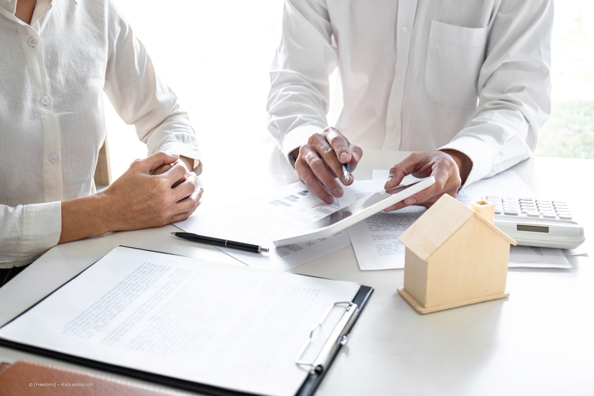 Bild von Besprechung an Tisch