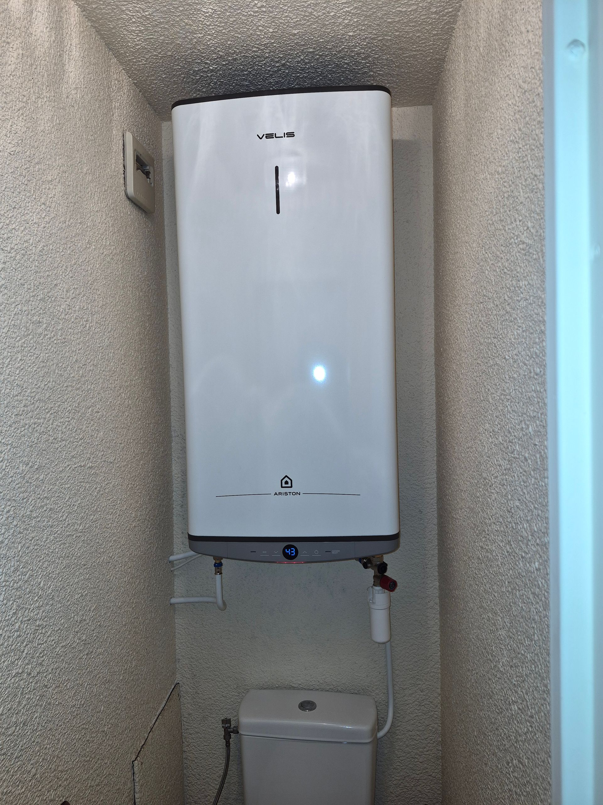 Chauffe eau Ariston au dessus de wc