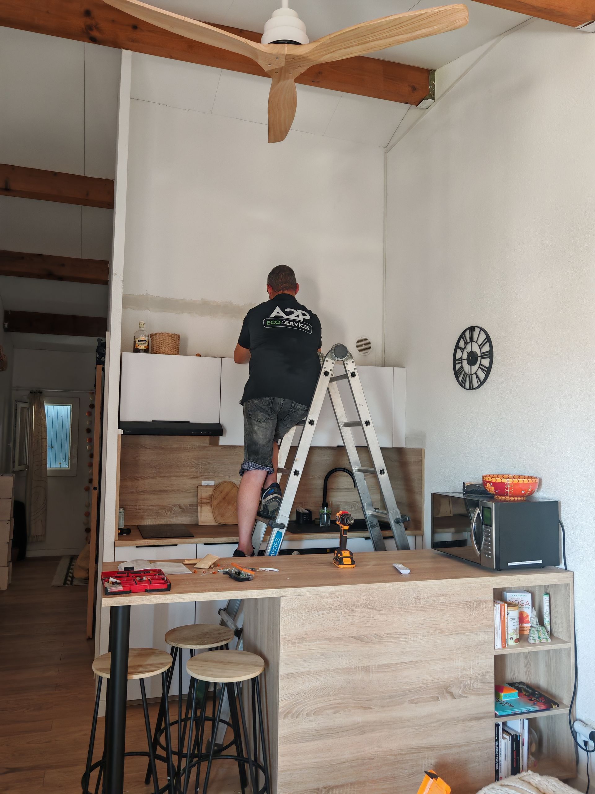 Plombier réalisant des travaux dans une cuisine