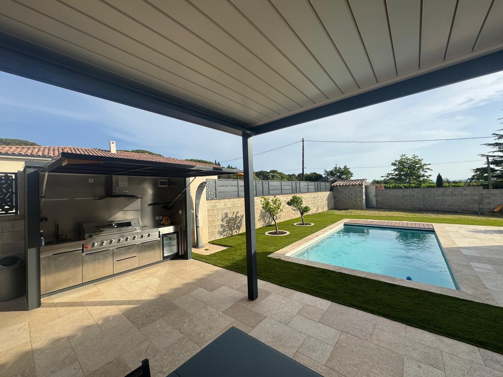 Cuisine d'été en inox près d'une piscine