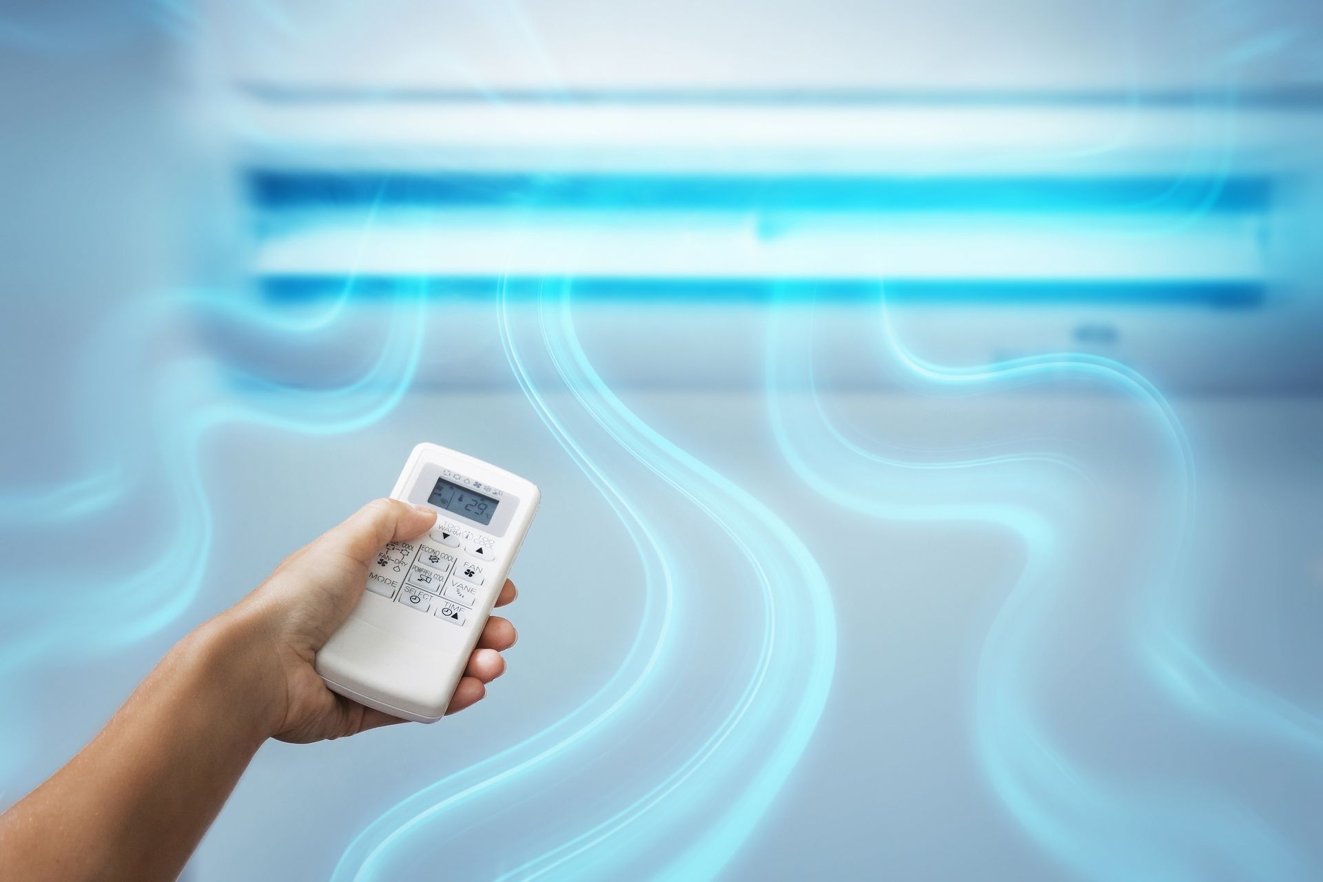 Une main tenant une télécommande pointée vers un climatiseur et volutes d'air lumineuses et bleues
