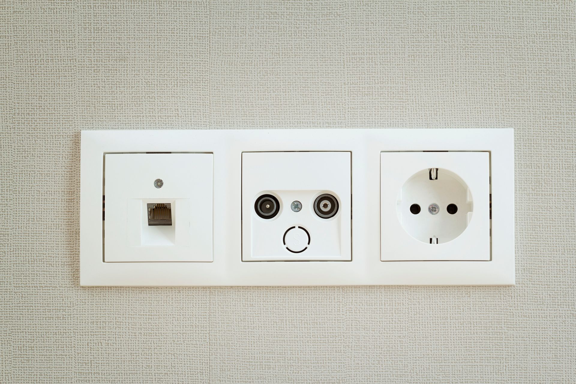 Prise RJ 45 murale et prise électrique
