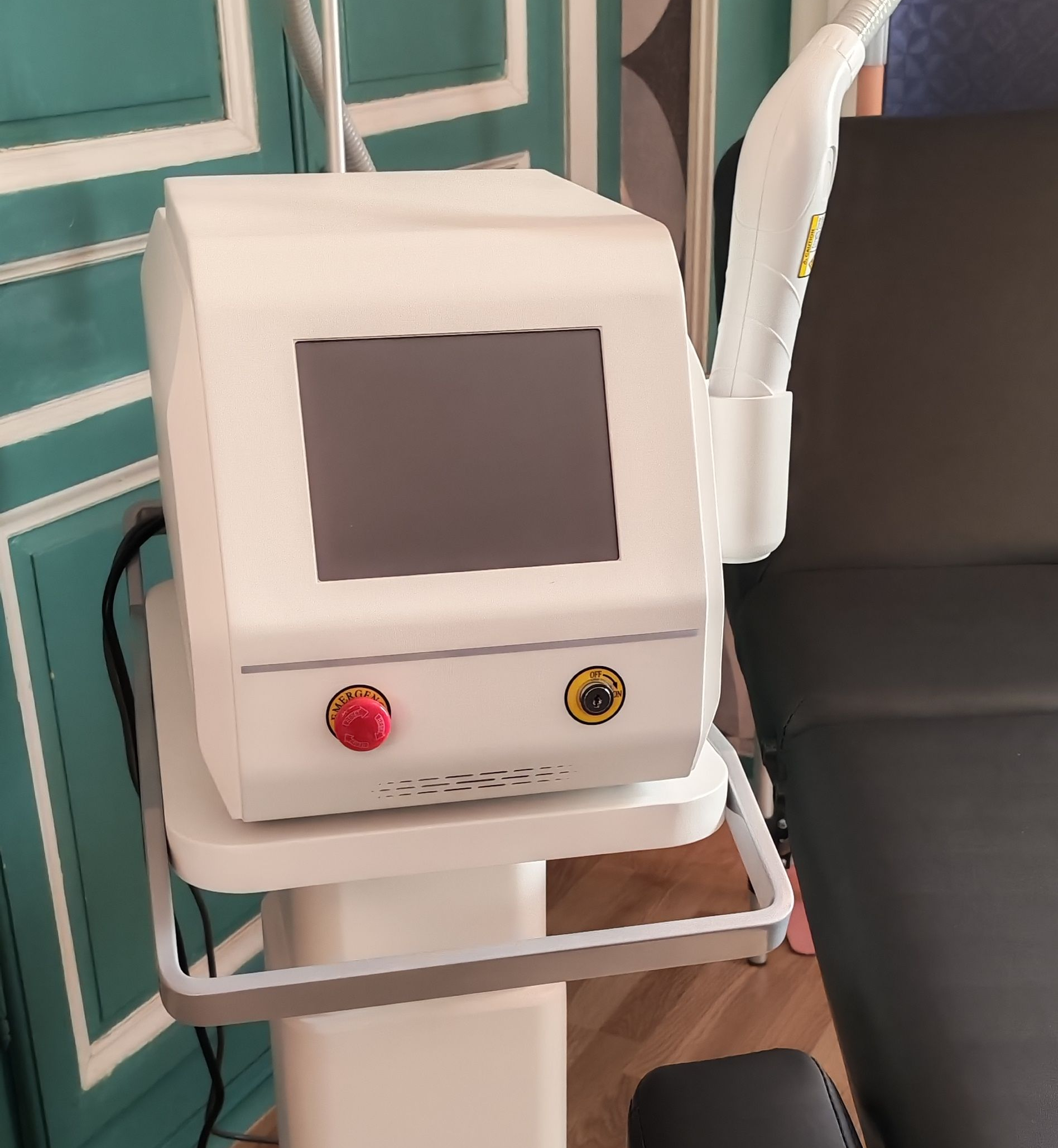 Une femme reçoit un traitement laser du visage dans un spa, un technicien ganté tenant un appareil sur son visage.