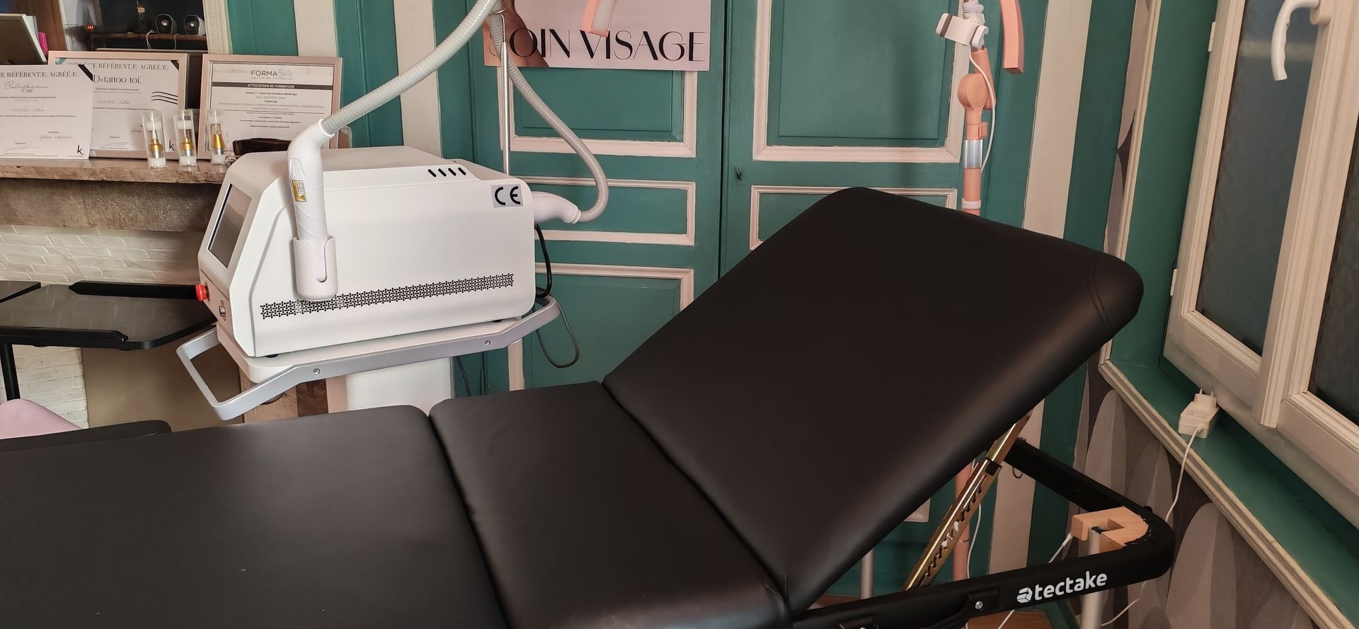 Soin du visage spa avec application d'un masque au pinceau sur un visage détendu, la main tenant un bol de crème
