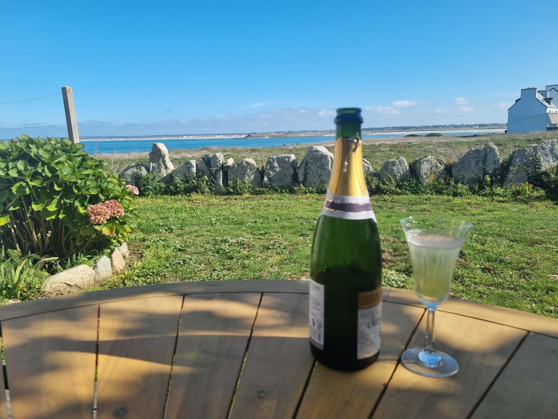 Blick von der Terrasse auf das Meer