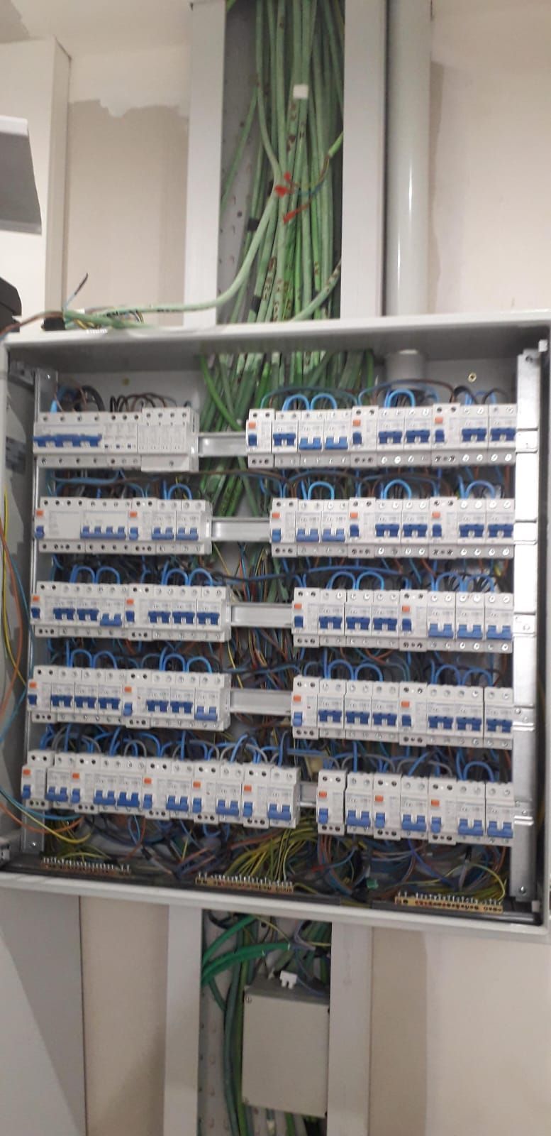 Una gran caja eléctrica con muchos cables saliendo de ella.