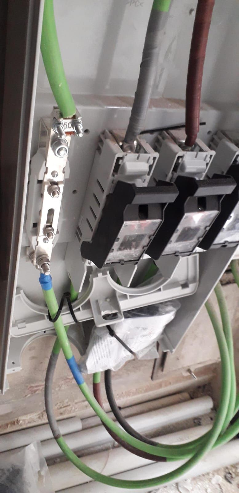 Un montón de cables están conectados a una caja eléctrica.