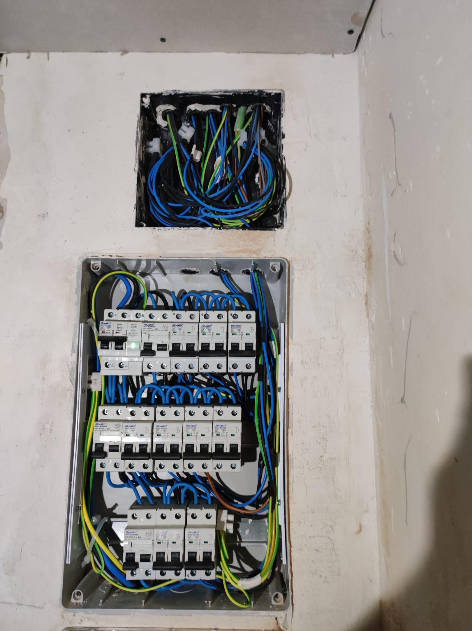 Una caja eléctrica con muchos cables saliendo de ella.