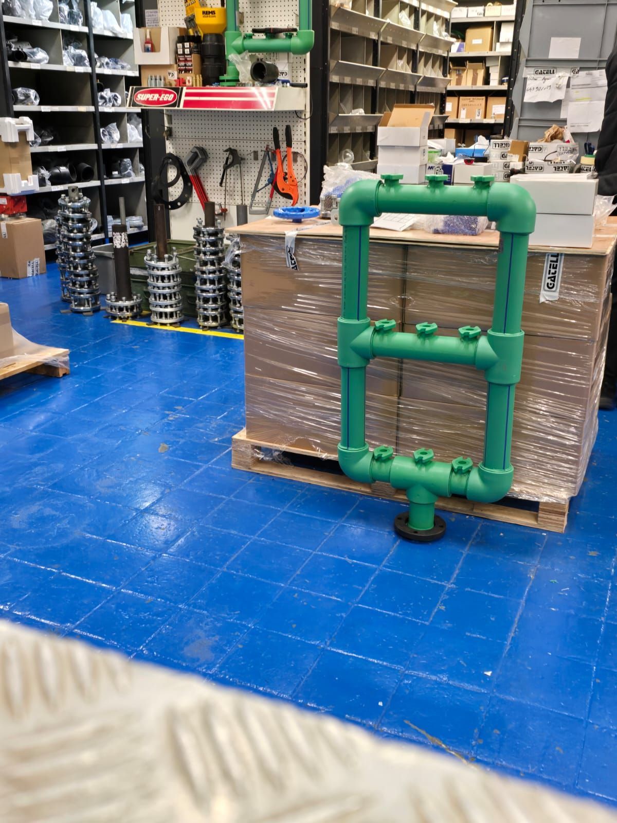 Una tubería verde está sobre una plataforma en una tienda.