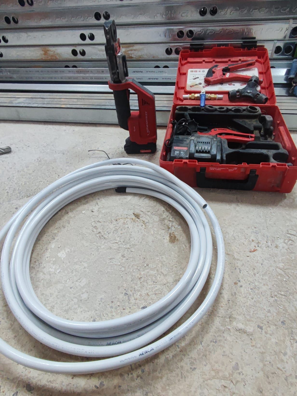 Un estuche rojo con un montón de herramientas dentro.