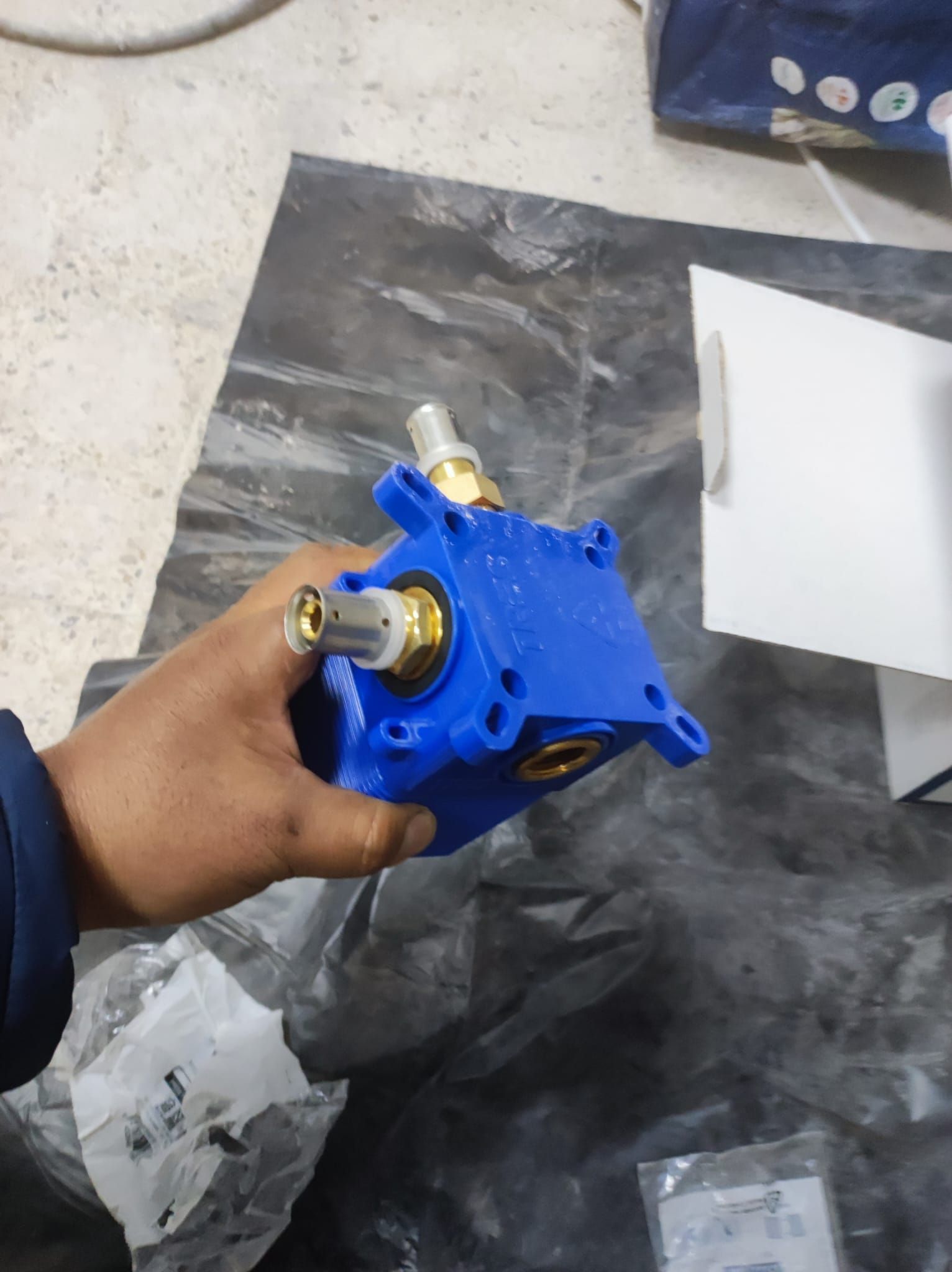 Una persona sostiene un objeto azul en su mano.