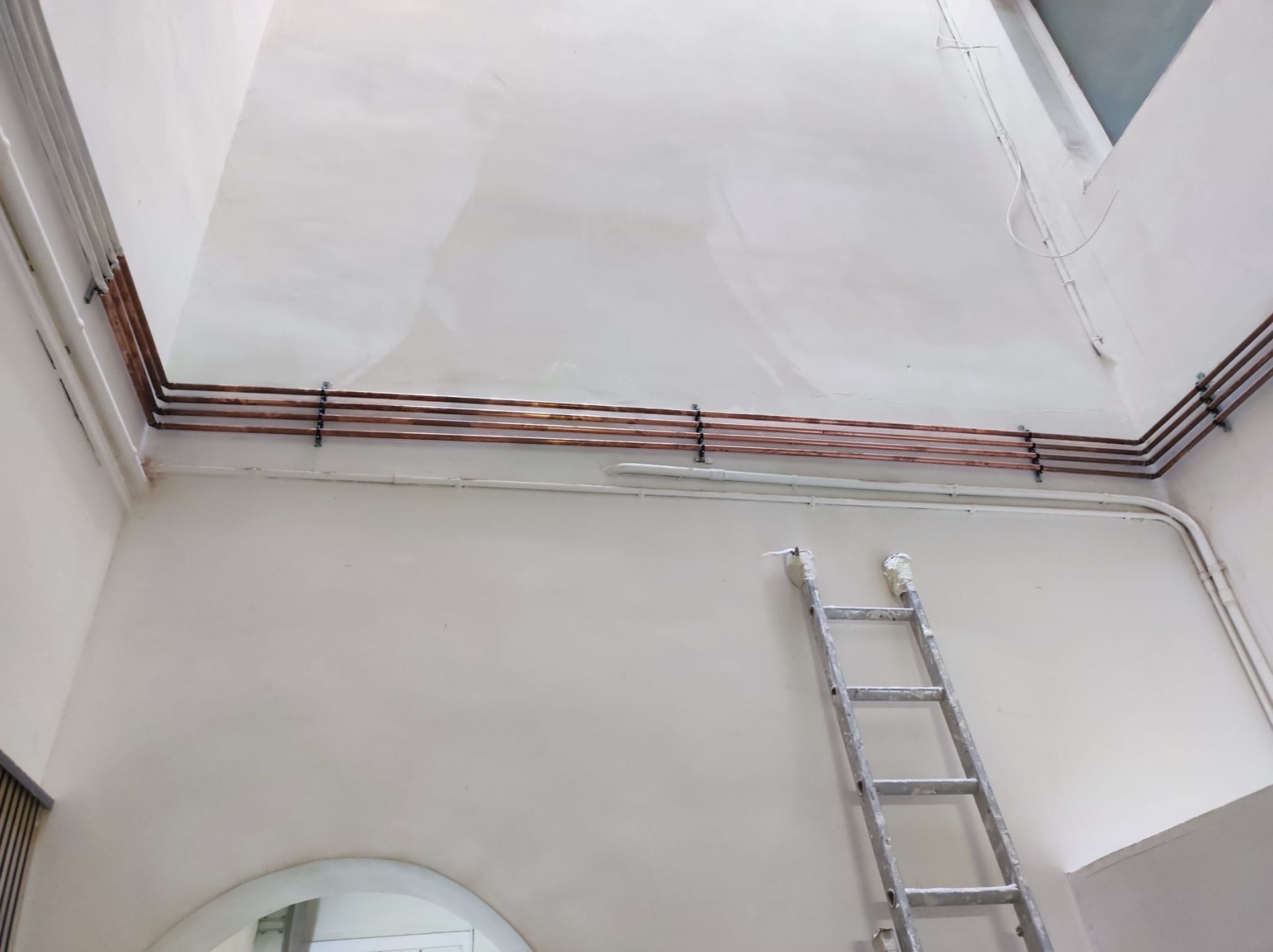 Una escalera cuelga del techo de una habitación.